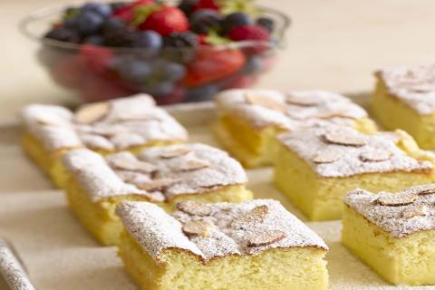 Pastel de Almendras sin Harina con Salsa de Frambuesa